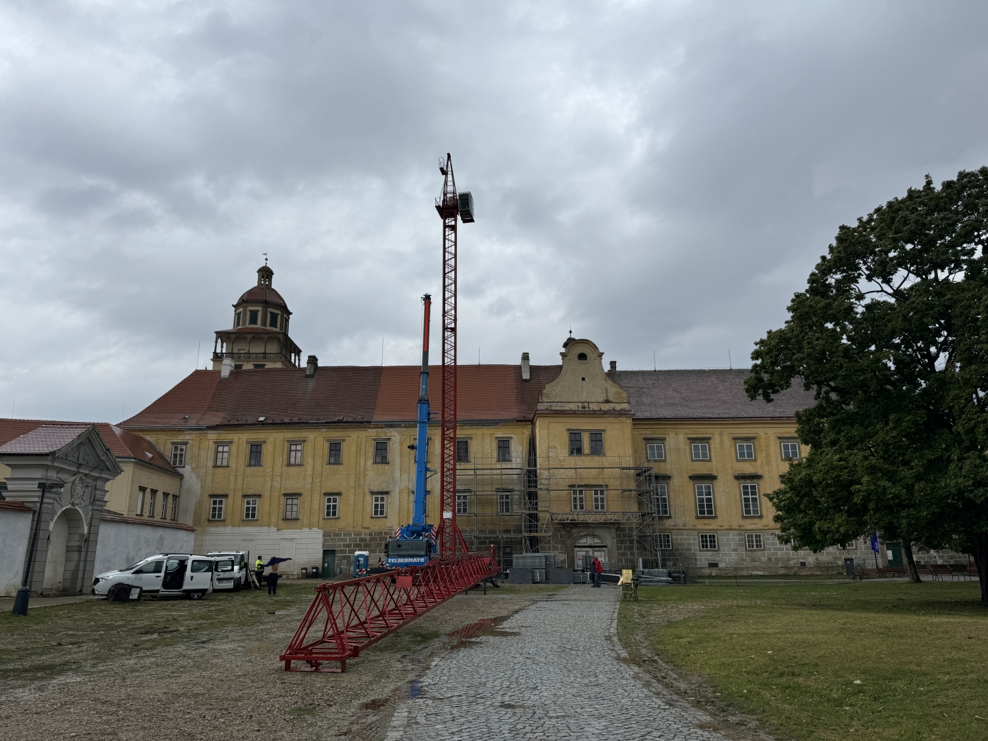 Stavbaři se pustili do plánované opravy střechy na zámku