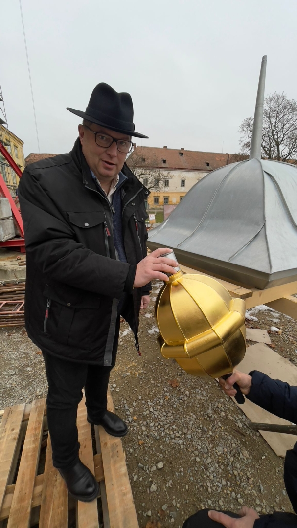 Zámek má novou střechu s věžičkou ve východním křídle