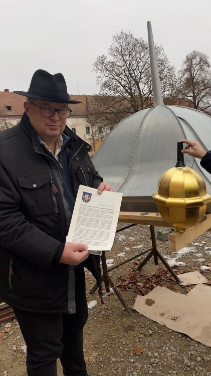 Zámek má novou střechu s věžičkou ve východním křídle (foto 1)