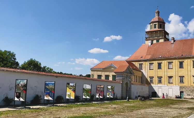 Lichtenštejnové: 800 let -výstava na nádvoří zámku (foto 2)