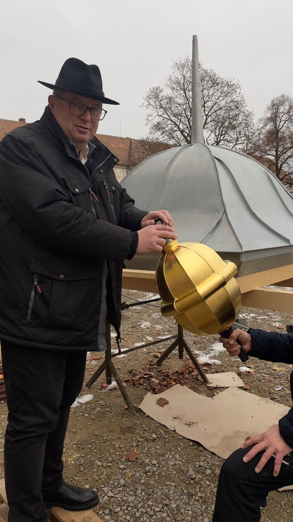 Opravená věžička s nejstarším cymbálem na jižní Moravě